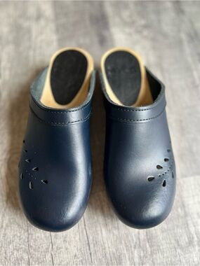 Sven Navy Leather Slip-On Clogs Teardrop Cutouts Size 40 (Size 9-9.5 U.S.) Navy